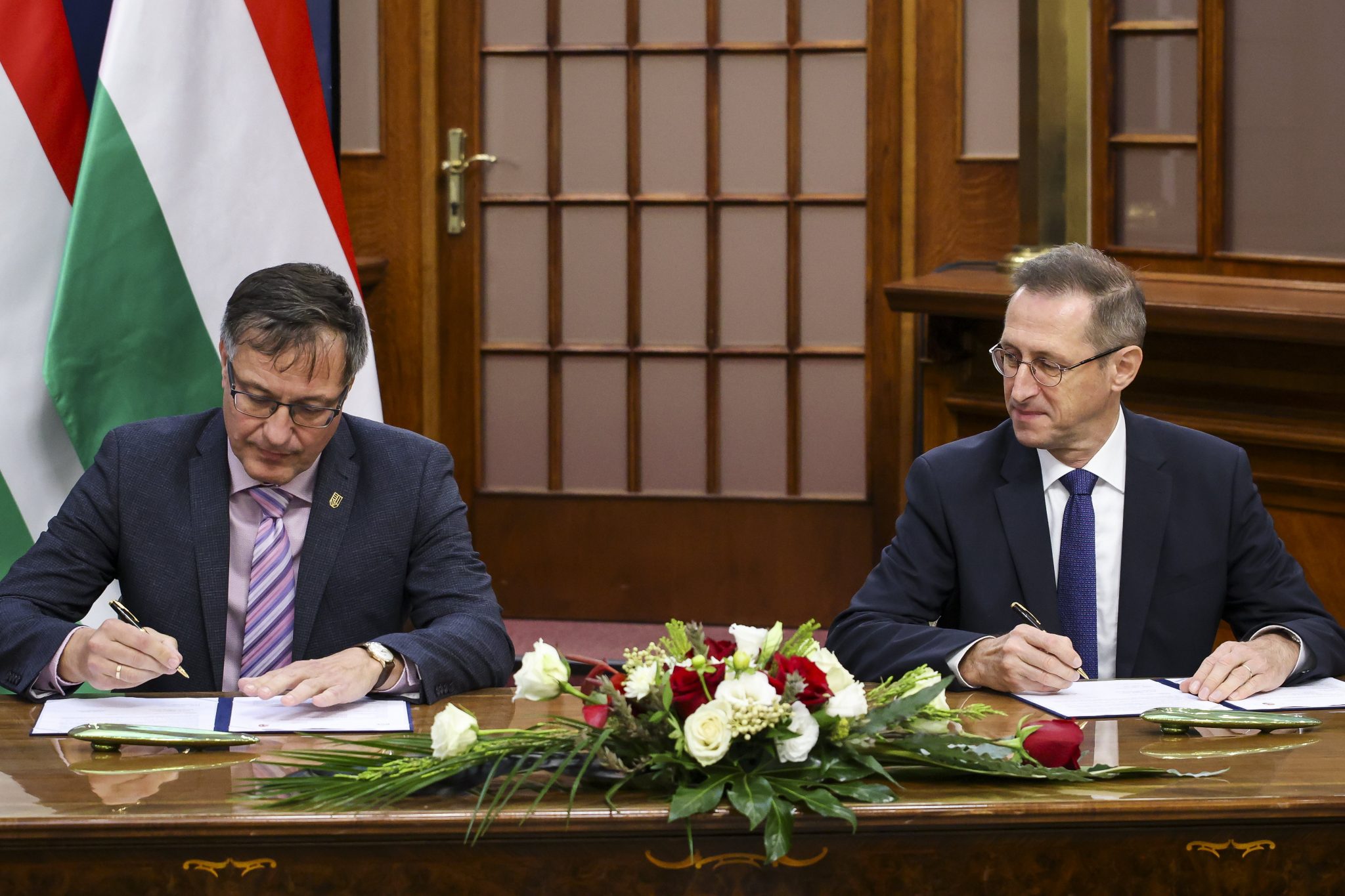 Prof. Dr. Heidrich Balázs, a BGE rektora és Varga Mihály pénzügyminiszter az aláíráson