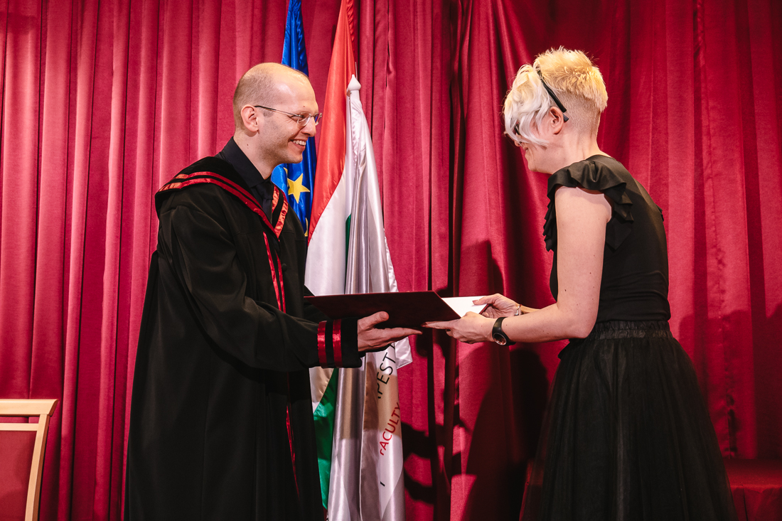 Prof. Dr. Gábor Király presents the award to Dr. Boglárka Szijártó